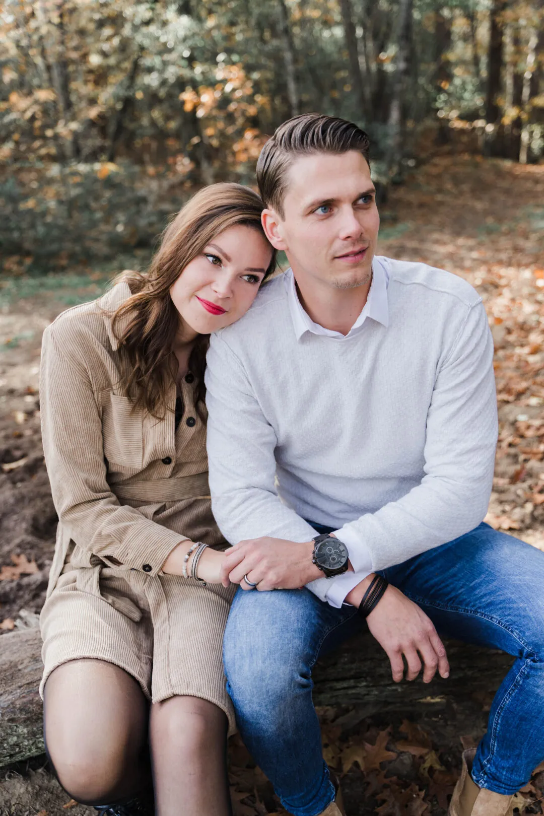 Stel tijdens een pre-wedding shoot tussen de velden in de Achterhoek