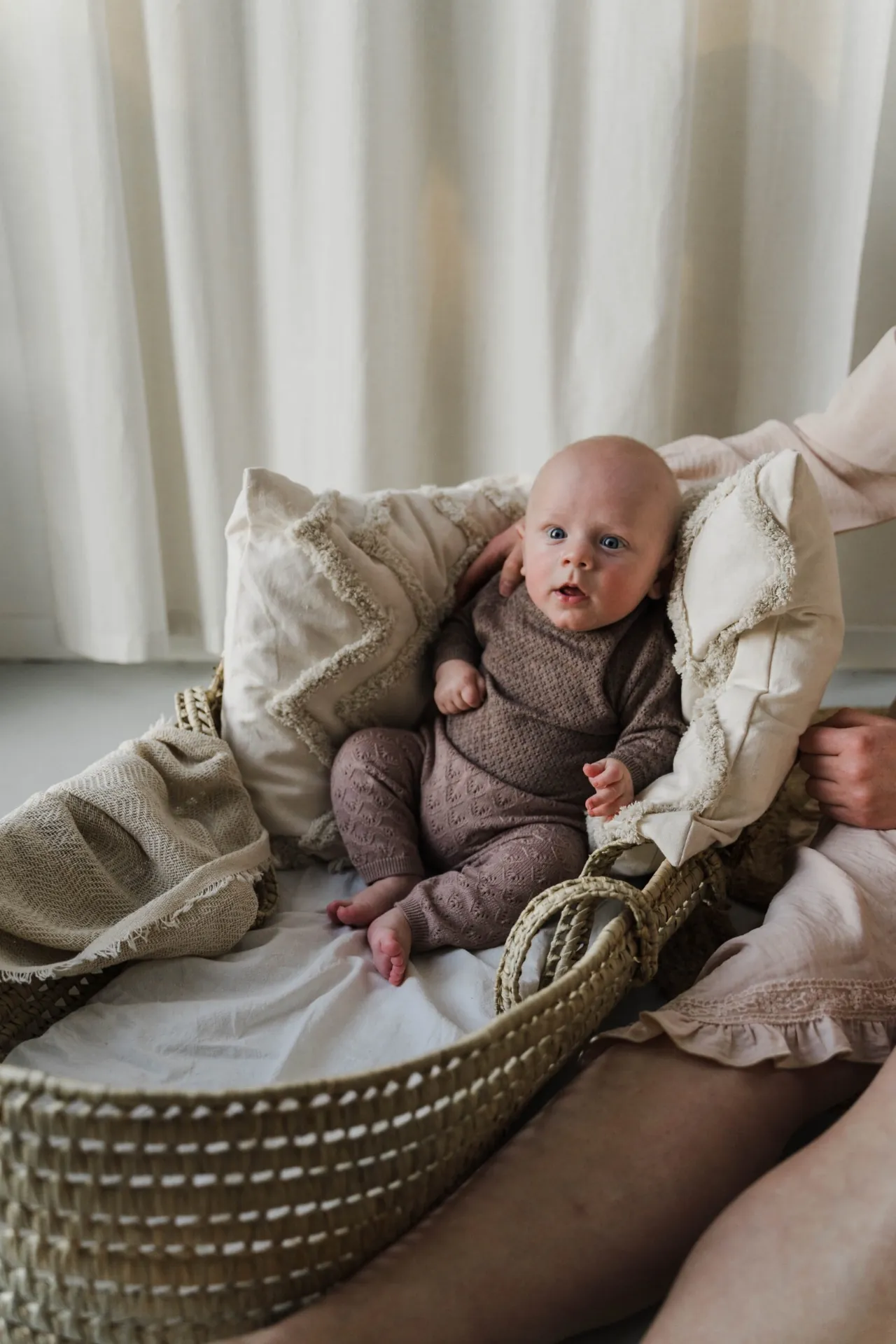 Pasgeboren baby slaapt in een mozesmandje tijdens een newbornshoot in de Achterhoek