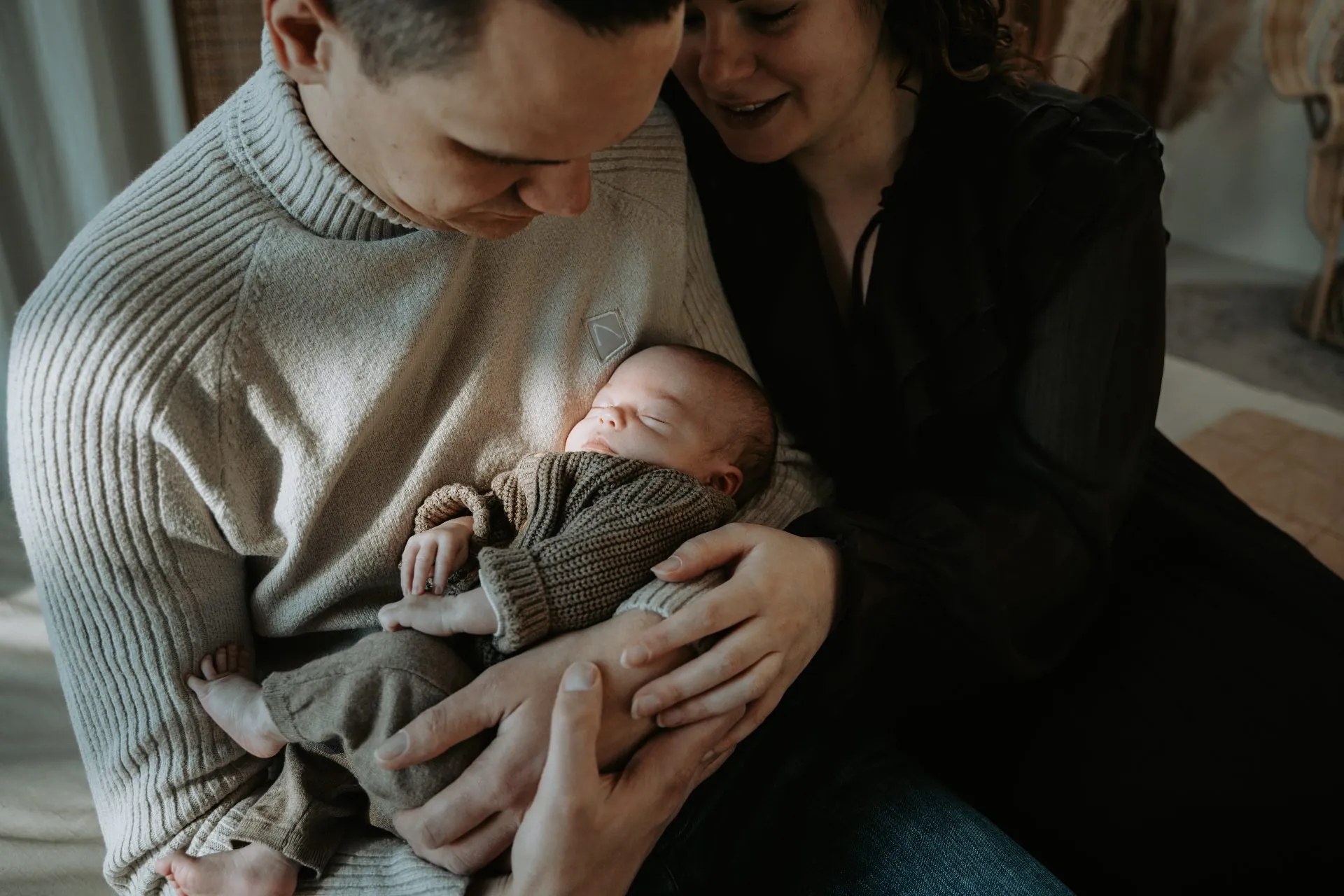 Ouders met hun kindje rond de eerste verjaardag tijdens een shoot in de Achterhoek