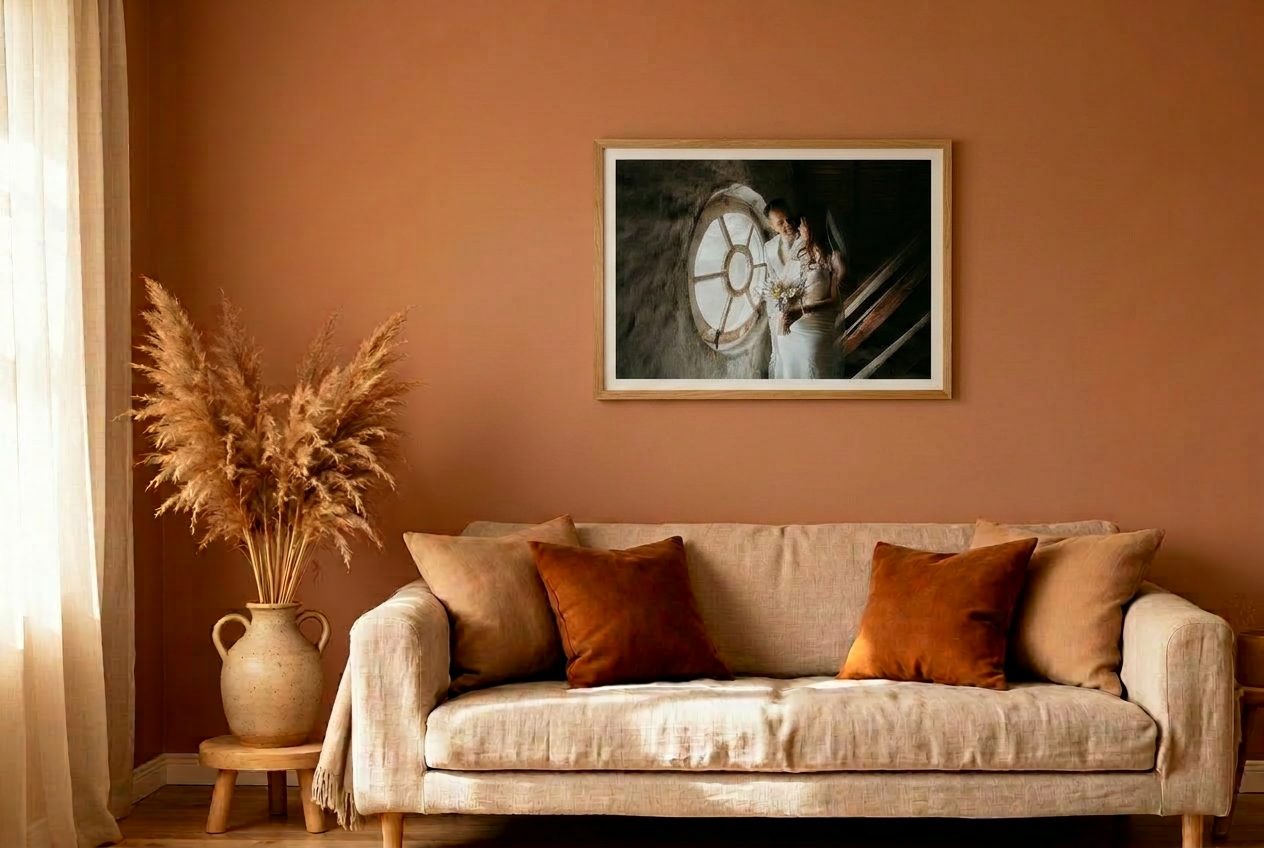 Wanddecoratie met een trouwfoto aan de muur in een warme woonkamer