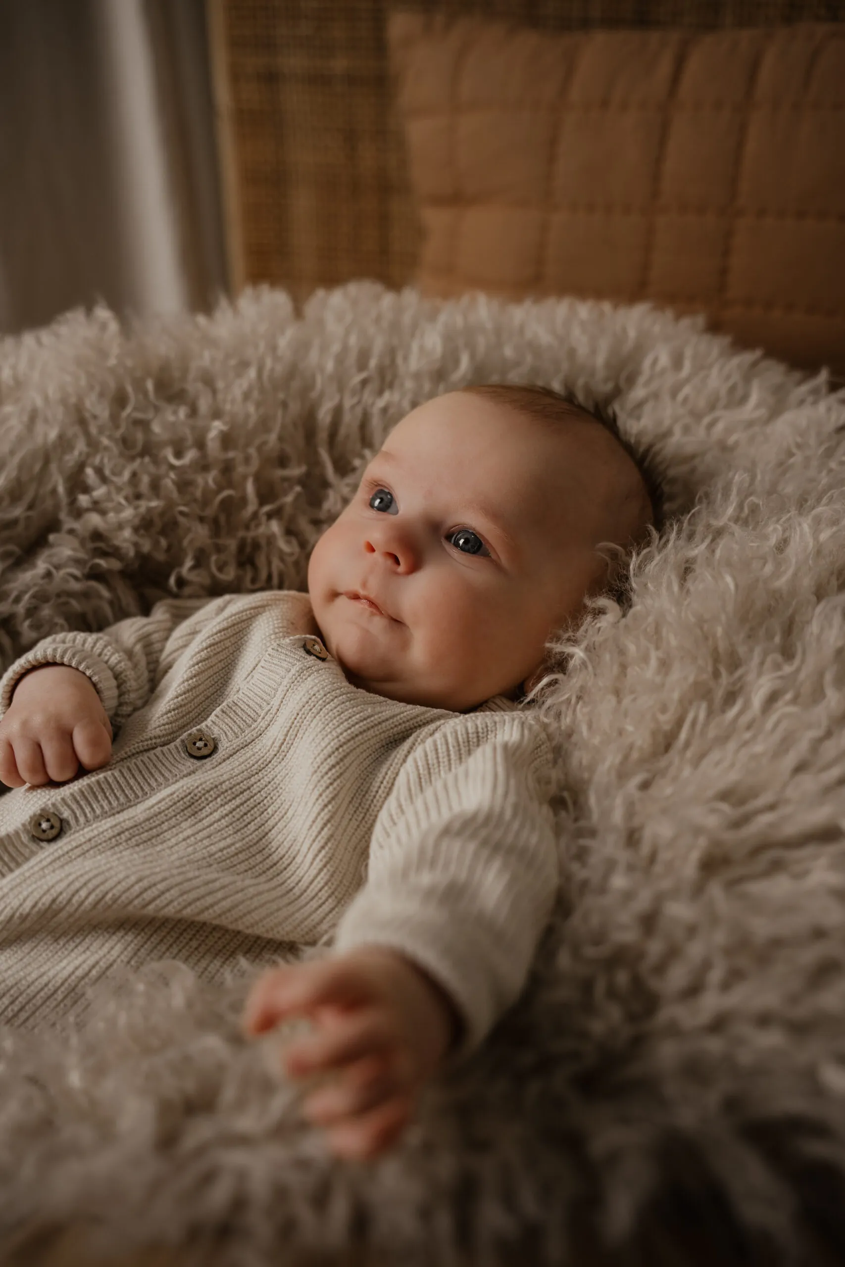 Pasgeboren baby tijdens een newbornshoot in de daglichtstudio in Gaanderen