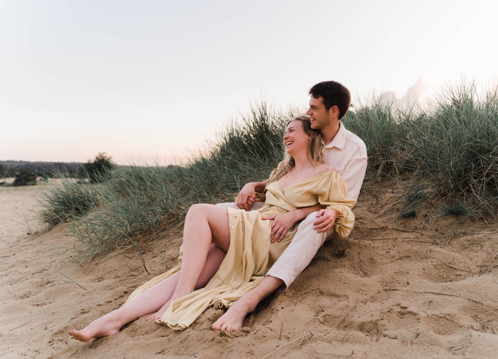 Pre-wedding shoot in zachte gele jurk in de duinen