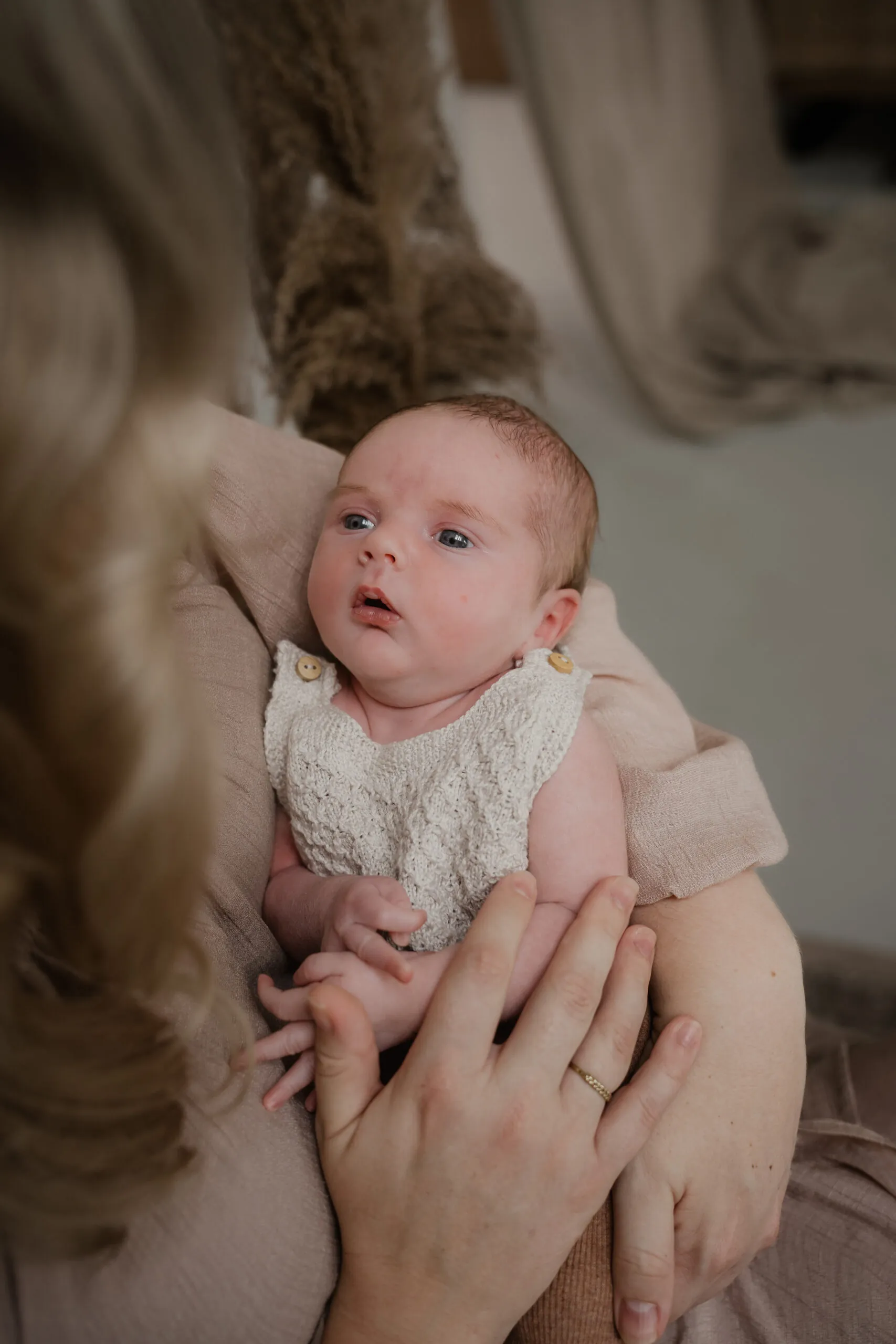 Pasgeboren baby tijdens een newbornshoot in de Achterhoek