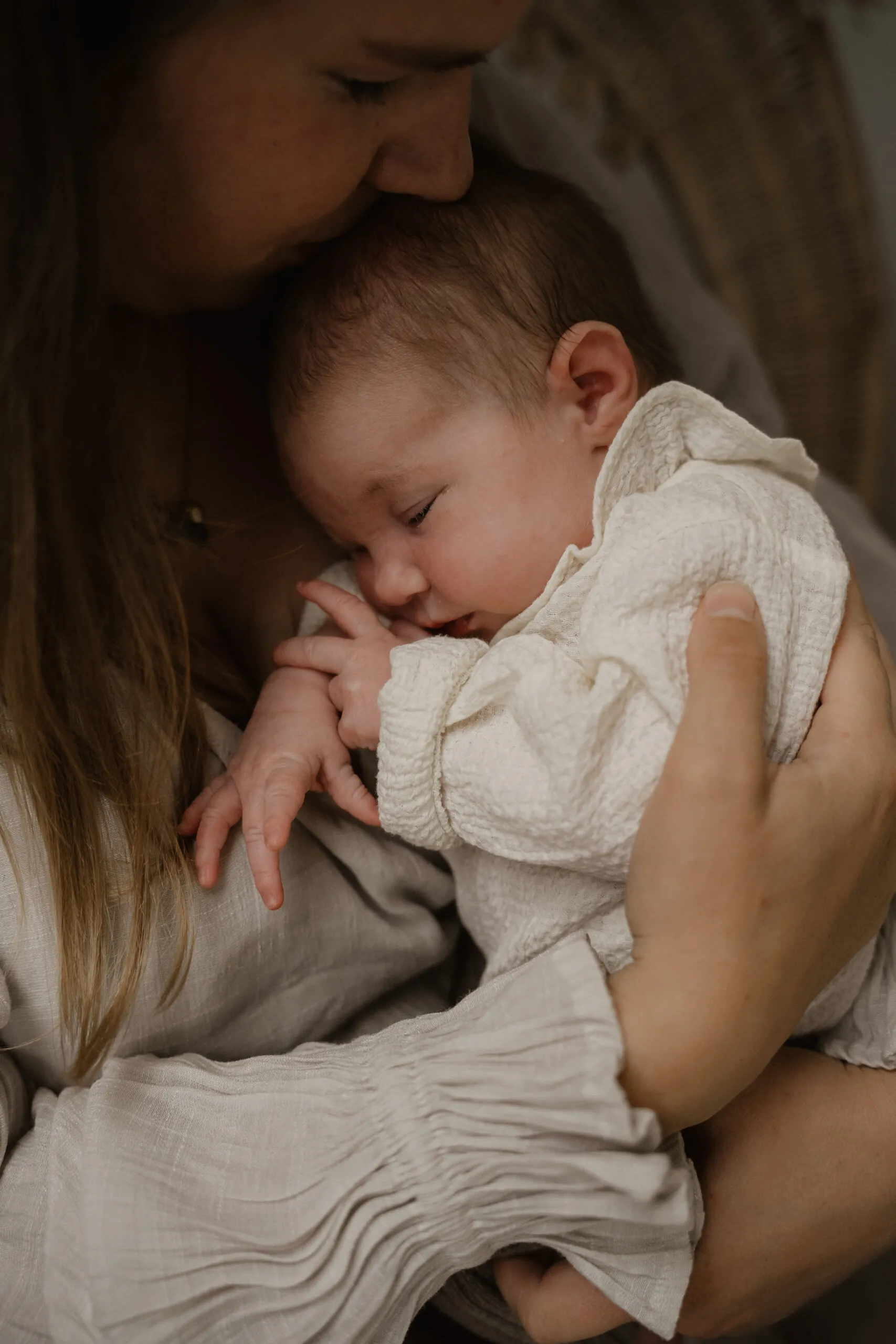 Beeld uit een newbornshoot in de daglichtstudio in Gaanderen